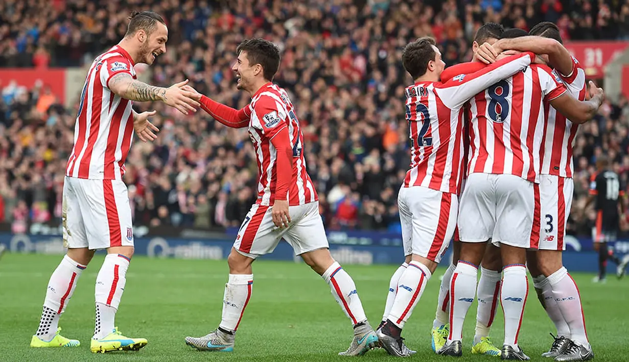 Para pemain Stoke merayakan gol pertama ke gawang Manchester United pada laga Liga Inggris. Gol itu dicetak oleh Bojan Krkic. (AFP/Paul Ellis)
