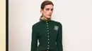 <p>Tory Burch mengambil pola dasar pakaian olahraga dan meningkatkan kepribadiannya dengan sedikit funk, dan banyak kesenangan. Siluet pakaian seperti kemeja polo, kardigan, celana jins lima saku, jas panjang, dan setelan rok. Di sini, penampilannya memancarkan gaya tahun 90-an yang keren dengan kepekaan modern dalam palet warna cerahnya dan perpaduan antara busana kasual dan mewah. Dok. Tory Burch</p>