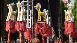 Replika hewan berbentuk kepala naga dan bertubuh kuda terlihat selama Karnaval Dugderan di Lapangan Simpanglima Semarang, Senin (14/5). Tradisi ini diperkirakan sudah dimulai sejak tahun 1881. (Liputan6.com/Gholib)