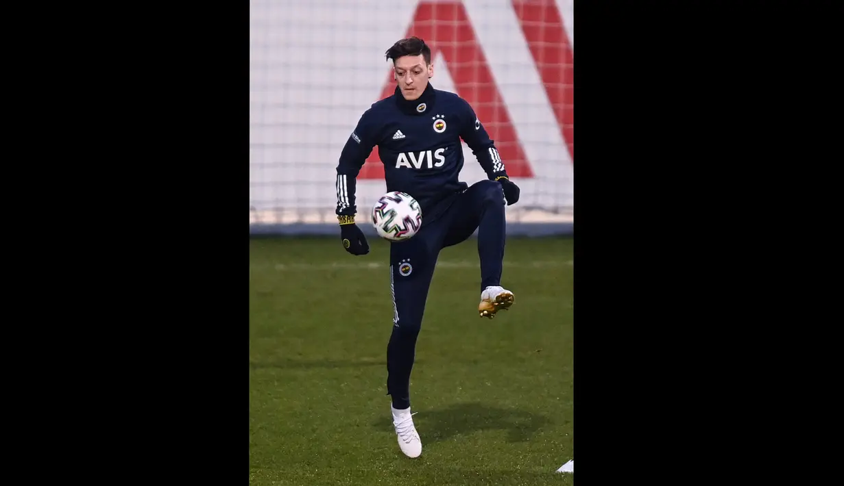 Pemain baru Fenerbahce, Mesut Ozil, saat mengikuti sesi latihan perdananya bersama tim, di Istanbul, Minggu, (24/1/2021). (Foto: AFP/Ozan Kose)
