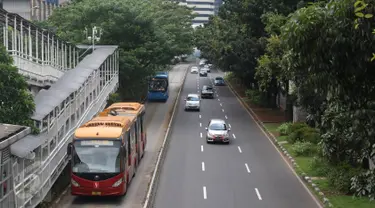 Suasana arus lalu lintas di Jalan Sudirman, Jakarta,Senin (11/7). Banyaknya pemudik yang belum kembali ke Ibu Kota menyebabkan arus lalu lintas di jalan protokol relatif lebih lengang dibanding hari biasa. (Liputan6.com/Immanuel Antonius)