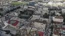 Foto udara menunjukkan kehancuran di pusat kota Hatay, Turki selatan, Selasa (7/2/2023). Salah satu wilayah dengan dampak terparah gempa adalah Provinsi Hatay, wilayah selatan Turki yang berbatasan langsung dengan Suriah. (IHA via AP)