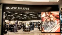 Calvin Klein Jeans resmi membuka tokonya di Indonesia, penasaran? Simak ini.
