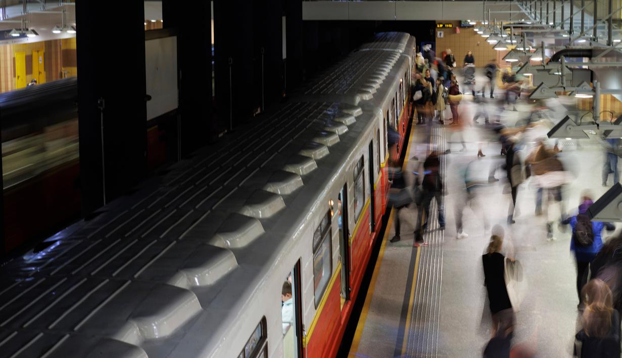 Orang-orang berjalan di Stasiun Metro Centrum, Warsawa, Polandia, 20 Oktober 2022. Pemerintah Polandia bulan ini memerintahkan inventarisasi tempat penampungan negara sebagai tindakan pencegahan terhadap ancaman nuklir. (AP Photo/Michal Dyjuk)