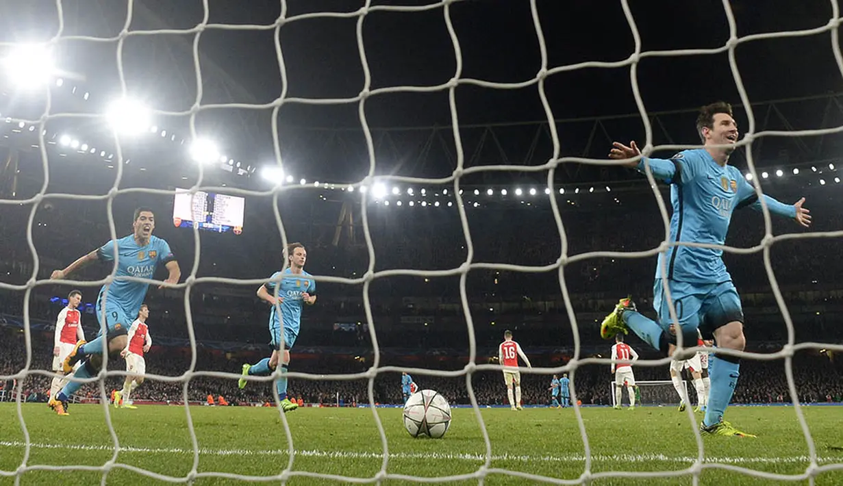Penyerang Barcelona, Lionel Messi, merayakan gol yang dicetaknya ke gawang Arsenal. Bintang asal Argentina itu menjadii tokoh utama dari kemenangan Barca atas The Gunners. (Reuters/Toby Melville)