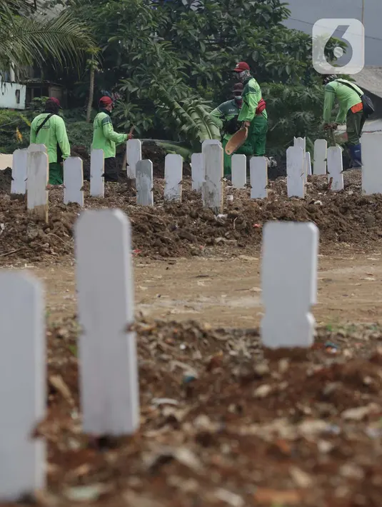 Petugas melakukan perawatan makam jenazah protokol Covid-19 di TPU Srengseng Sawah Dua, Jakarta, Kamis (18/3/2021). Dinkes DKI Jakarta mencatat penambahan kasus kematian akibat Covid-19 pada Maret 2021 berada diatas 40 atau meningkat dari 1,6 menjadi 1,7 persen. (Liputan6.com/Helmi Fithriansyah)
