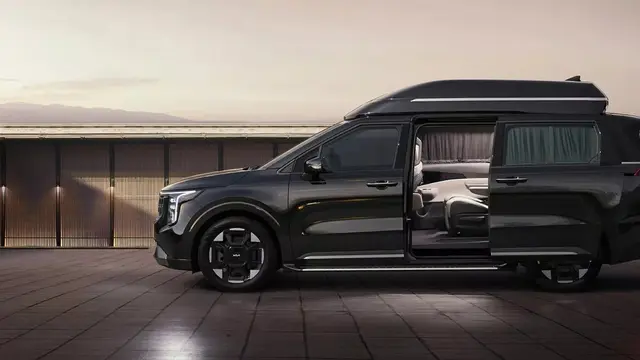 Kia Carnival Hi Limousine 2026 kini menawarkan pilihan mesin hybrid selain V6 bensin. (Carscoops)