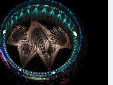 Suasana pesta kembang api Pembukaan Olimpiade Rio 2016 di Stadion Maracana, Rio de Janeiro, Brasil, (5/8/2016). (AFP/Odd Andersen)