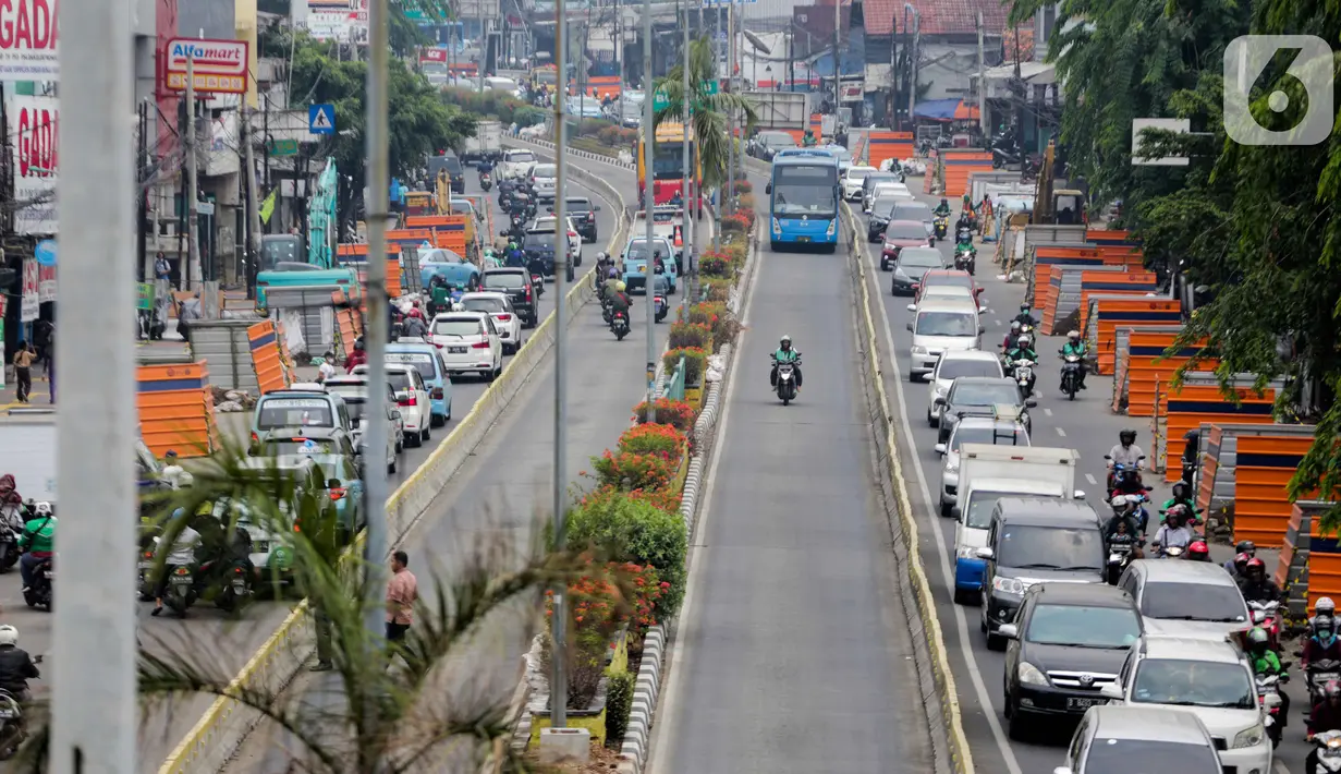 Kendaraan bermotor melaju tersendat di sepanjang Jalan Otista Raya, Jatinegara, Jakarta, Kamis (10/9/2019). Kemacetan disebabkan karena terdapat banyak titik di ruas jalan tersebut yang sedang mengerjakan proyek pembangunan trotoar dan galian kabel. (Liputan6.com/Faizal Fanani)