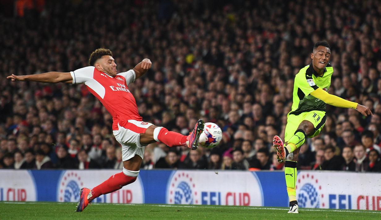 Pemain Arsenal, Alex Oxlade-Chamberlain (kiri) memborong dua untuk kemenangan timnya saat melawan Reading pada babak keempat Piala Liga  Inggris di The Emirates Stadium. Arsenal menang 2-0. (AFP/Justin Tallis)