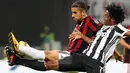 Gelandang Juventus, Juan Cuadrado, berebut bola dengan bek AC Milan, Ricardo Rodriguez, pada laga Serie A di Stadion San Siro, Sabtu (28/10/2017). AC Milan Takluk 0-2 dari Juventus. (AP/Matteo Bazzi)