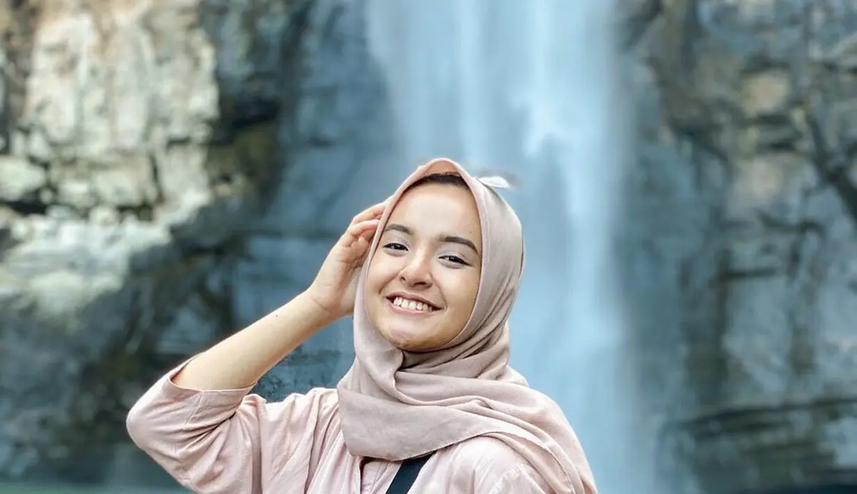 Kali ini permainan warna pastel yang senada cukup sukses membuat penampilan Nabila Ishma cantik paripurna. Setelan baju dan hijab berwarna cokelat ini seketika membuat penampilan gadis 21 tahun ini makin menawan. (Liputan6.com/IG/@nabilaishma)