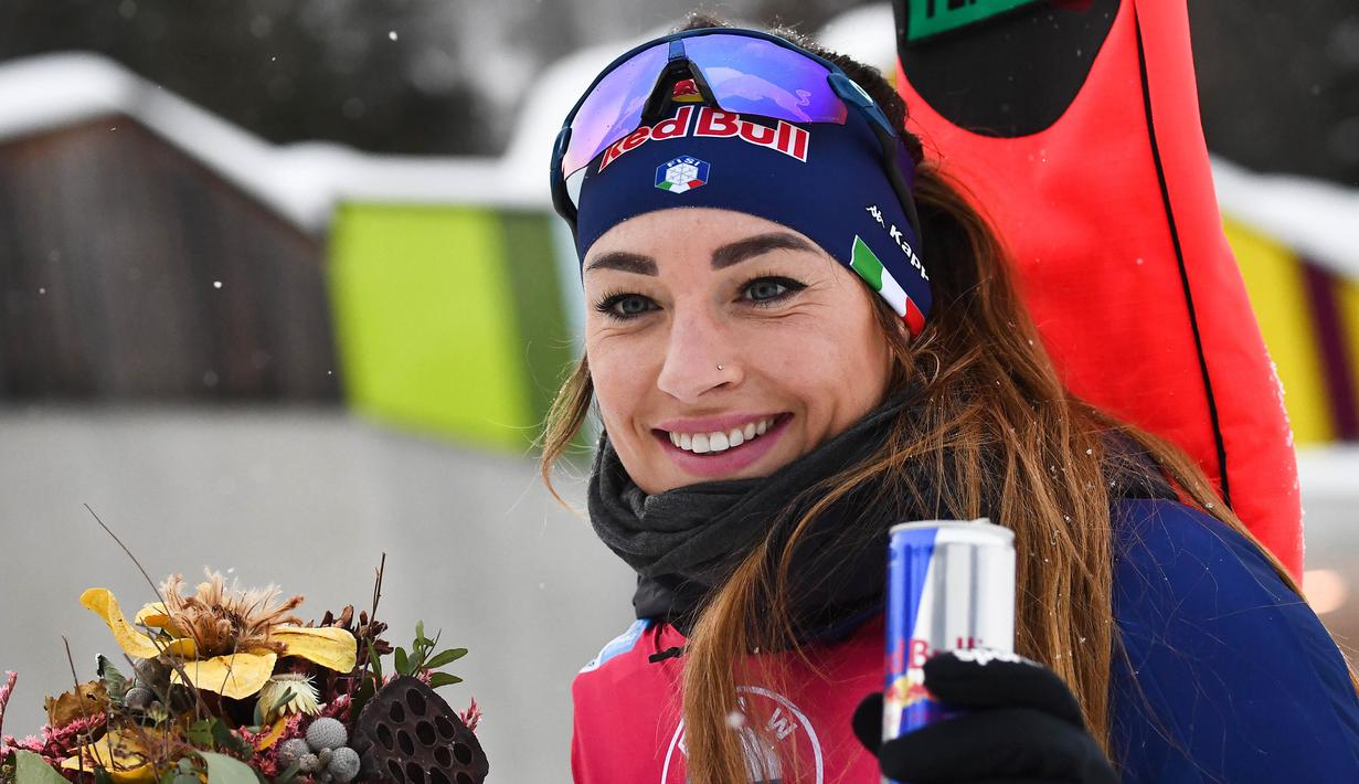 Pose atlet Biathlon asal Itali, Dorothea Wierer usai mengikuti perlombaan Piala Dunia IBU Biathlon di Antholz-Anterselva, Itali, Kamis (21/1/2021). (Foto: AFP/Marco Bertorello)