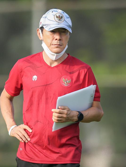 Pelatih Timnas Indonesia, Shin Tae-yong terlihat selalu mengubah formasinya selama babak penyisihan grup B Piala AFF 2020. Namun, ada beberapa pemain yang selalu menjadi pilihan utama pelatih asal Korea Selatan tersebut. Berikut 5 pemain kepercayaan Shin Tae-yong. (Bola.com/Bagaskara Lazuardi)
