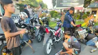 Ratusan sepeda motor berknalpot bising atau brong tengah mengganti knalpot bising dengan knalpot standar di Mapolres Garut, Jawa Barat. (Liputan6.com/Jayadi Supriadin)
