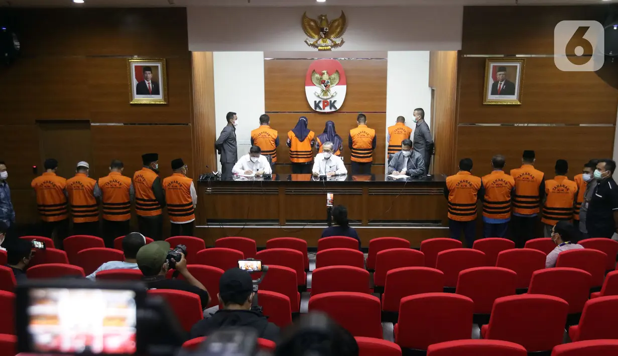 Wakil Ketua KPK, Alexander Marwata (tengah) membacakan rilis penetapan dan penahanan 15 tersangka dugaan suap terkait pengadaan barang dan jasa di Dinas PUPR dan pengesahan APBD Kabupaten Muara Enim Tahun 2019 di Gedung KPK, Jakarta, Senin (13/12/2021). (Liputan6.com/Helmi Fithriansyah)