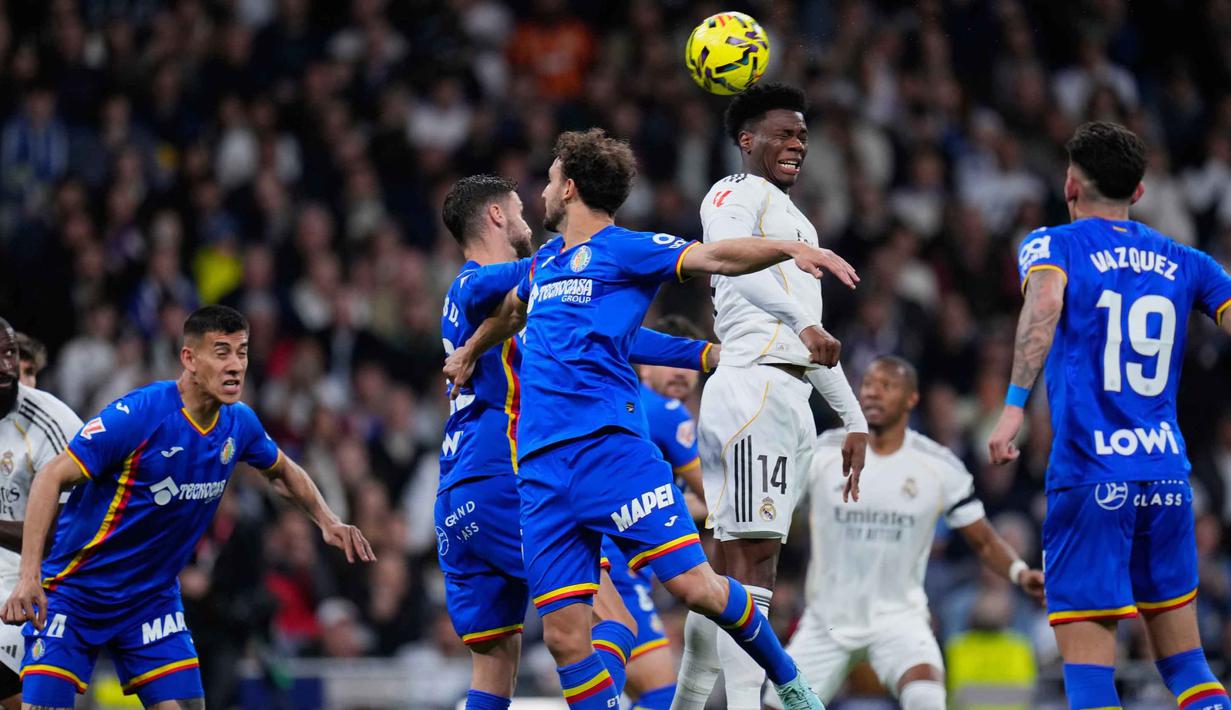 Kekalahan ini menjadi yang kedua beruntun bagi Los Blancos di kompetisi domestik. Tampak dalam foto, Aurelien Tchouameni dari Real Madrid melompat untuk merebut bola dari Luis Milla dari Getafe saat pertandingan pekan ke-26 La Liga 2025/2026 di Stadion Bernabeu, Madrid, Spanyol, Senin 2 Maret 2026 waktu setempat atau Selasa (3/3/2026) dini hari WIB. (AP Photo/Manu Fernandez)
