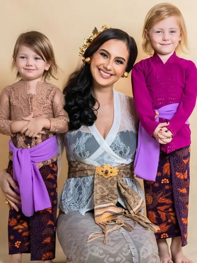 Gaya Elegan Anak Artis Berwajah Bule saat Mengenakan Kebaya.