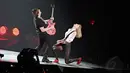 Taylor Swift pun unjuk kebolehan dalam bermain gitar sambil bernyanyi saat mendendangkan lagu 'Red' (Liputan6.com/Faizal Fanani)