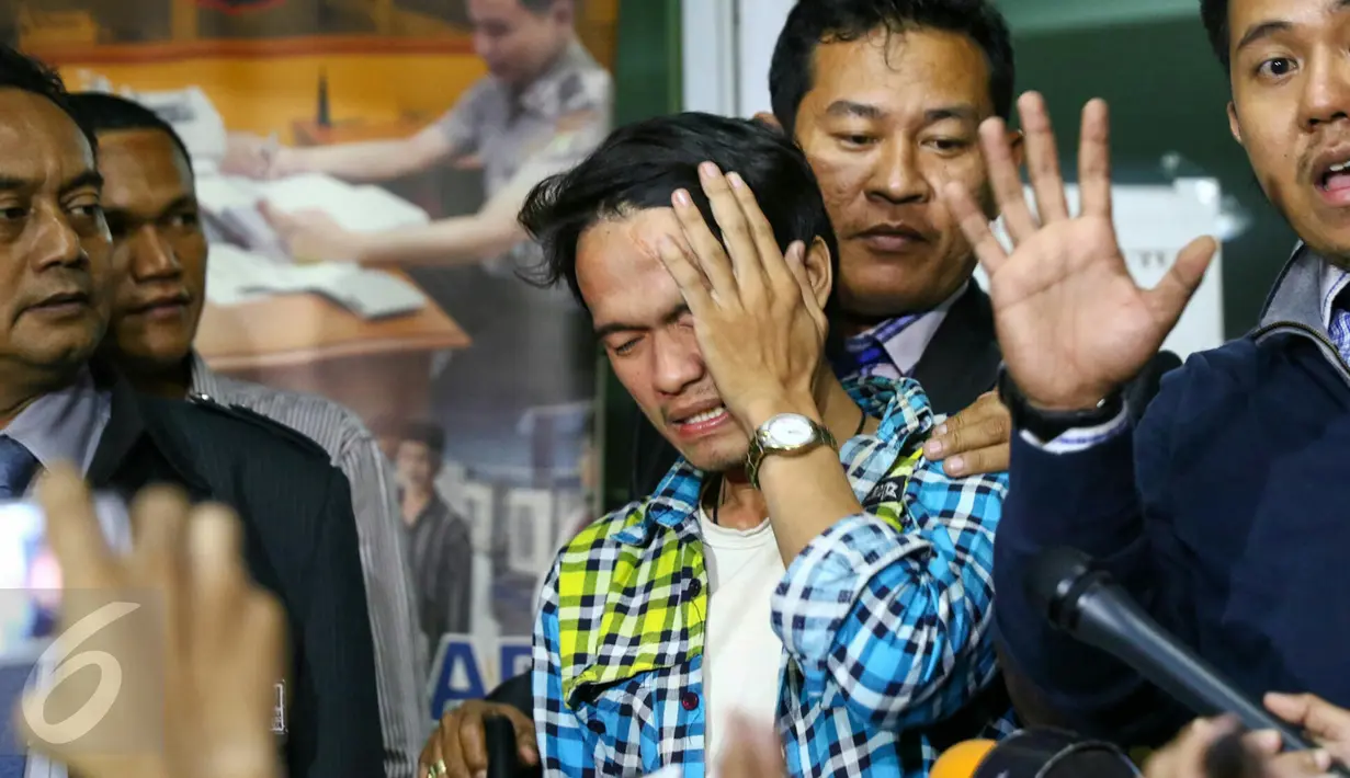 Reza Pahlevi menangis usai melaporkan Indra Bekti ke Polda Metro Jaya, Jakarta, Selasa (2/2).Reza melaporkan Indra Bekti terkait perbuatan cabul anak di bawah umur yang dilakukan pada tahun 2010 hingga 2013. (Liputan6.com/Yoppy Renato)