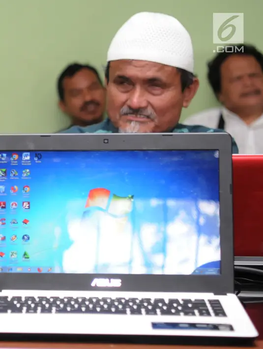 Penyandang tunanetra belajar mengoperasikan komputer di Makfufin Raudlatul, Serpong, Tangerang Selatan, Banten (3/5). Pelatihan ini agar penyandang tunanetra bisa mengoperasikan komputer meski memiliki keterbatasan. (Merdeka.com/Arie Basuki)