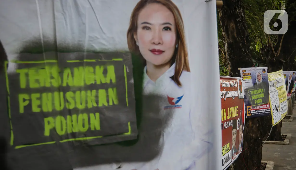 Estetika wilayah pun menjadi rusak akibat pemasangan APK yang sembarangan. (Liputan6.com/Angga Yuniar)