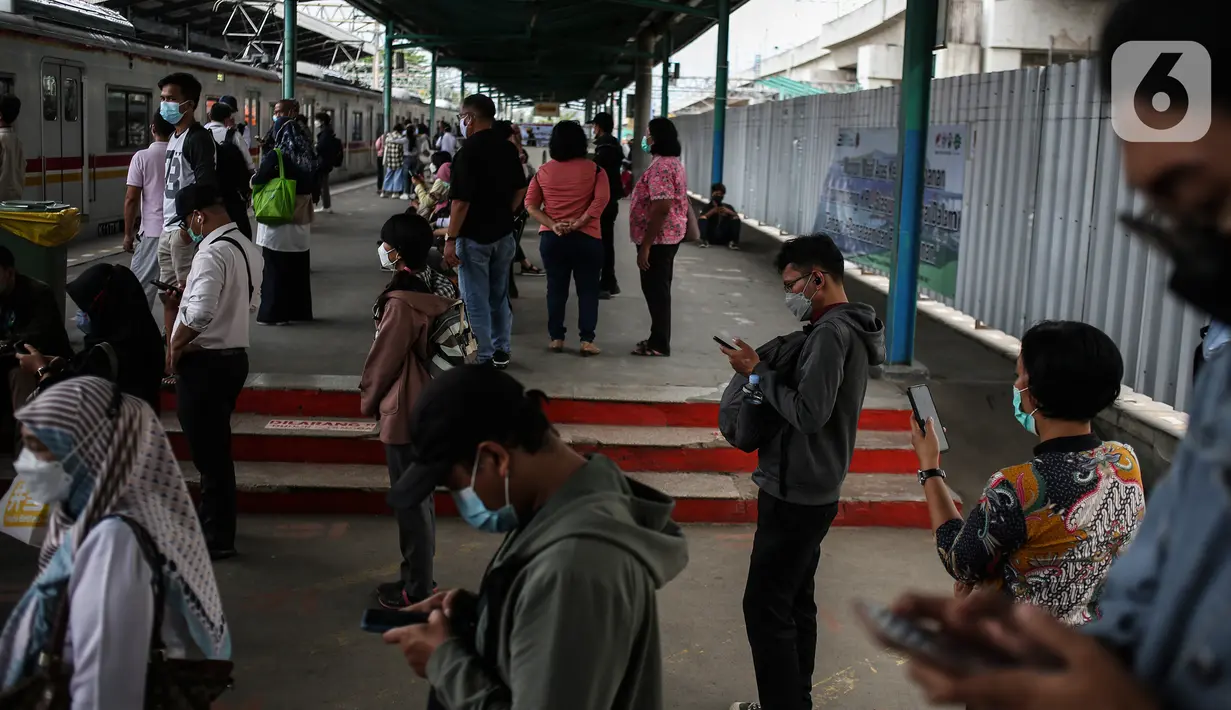 Penumpang menunggu kereta saat jam pulang kantor, Jakarta, Rabu (17/11/2021). Pemerintah menyatakan status level PPKM di luar Jawa Bali tidak berubah dan masih mengkaji soal penanganan COVID-19 menjelang libur Natal dan Tahun Baru. (Liputan6.com/Johan Tallo)
