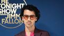 Hadir di The To Night Show, Ia mengenakan suit maroon dipadukan kemeja fushcianya. (@joejonas)