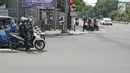 Aksi nekat pengendara motor saat melawan arah melintasi kawasan Matraman, Jakarta, Rabu (2/5). Perilaku tersebut membahayakan pengendara lain dan juga diri sendiri. (Liputan6.com/Herman Zakharia)