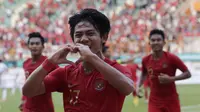 Bek Indonesia, Firza Andika, melakukan selebrasi usai membobol gawang Yordania pada laga persahabatan di Stadion Wibawa Mukti, Jawa Barat,  Sabtu (13/10/2018). (Bola.com/M Iqbal Ichsan)