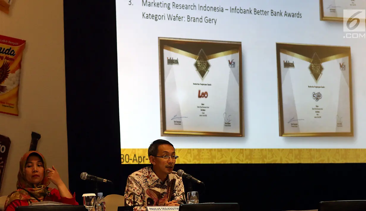 Direktur Garudafood, Paulus Tedjosutikno (kanan) memberikan keterangan seusai mengadakan rapat umum pemegang saham tahunan di Jakarta, Selasa (30/4/2019). Dari rapat tersebut menyetujui pembagian dividen sebesar Rp 17 per lembar saham yang akan dibagikan pada Mei 2018. (Liputan6.com/Johan Tallo)