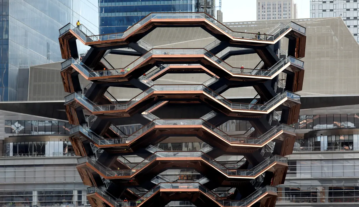 Konstruksi bangunan Vessel di proyek pembangunan Hudson Yards, Manhattan West Side, New York, AS, Selasa (12/3). Menurut desainer Thomas Heatherwick dari Heatherwick Studio, struktur bangunan terinspirasi dari sarang lebah. (REUTERS/Mike Segar)