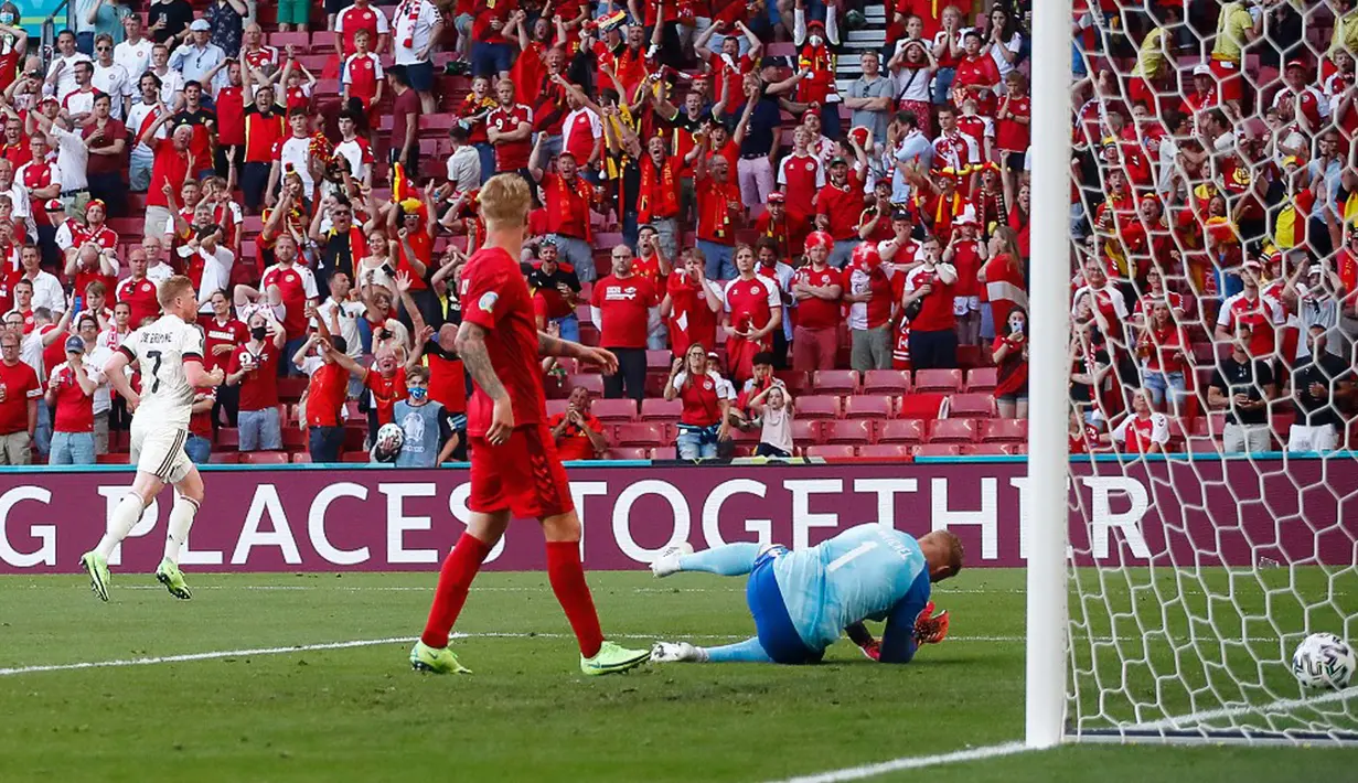 Pemain Belgia Kevin De Bruyne (kiri) mencetak gol ke gawang Denmark pada pertandingan Grup B Euro 2020 di Parken Stadium, Kopenhagen, 17 Juni 2021. Kevin De Bruyne mencetak gol dengan bergerak cepat di tepi kotak penalti. (Photo by WOLFGANG RATTAY/various sources/AFP)