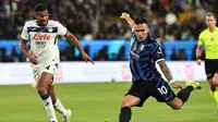 Penyerang Inter Milan, Lautaro Martinez, melepaskan tendangan ke gawang Atalanta pada semifinal Supercoppa Italiana di Al-Awwal Park Stadium, Riyadh, pada Jumat (3/12/2024) dini hari WIB. (FADEL SENNA / AFP)