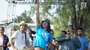 Duet Menteri Susi Pudjiastuti dengan Personel Slank, Kaka dan Ridho dalam pawai Bebas Sampah Plastik di Taman Aspirasi Monas, Jakarta, Minggu (21/7/2019). Pawai mengajak masyarakat untuk menolak penggunaan plastik sekali pakai karena sudah mengancam lingkungan. (Liputan6.com/Immanuel Antonius)