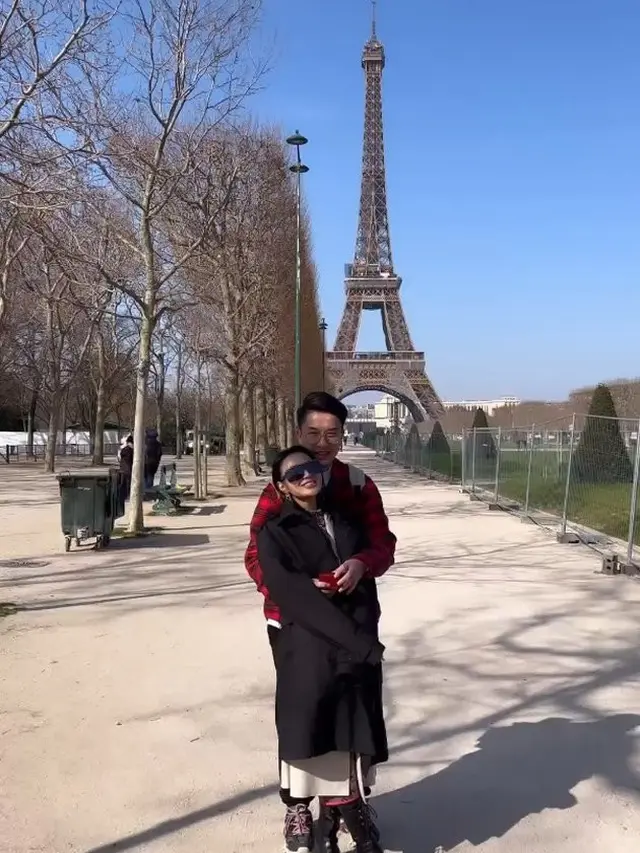 6 Potret Detik-detik Wika Salim Dilamar Kekasih, Romantis di Depan Menara Eiffel