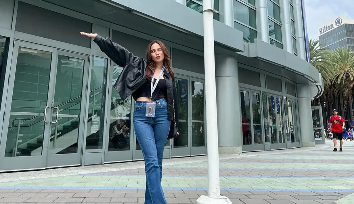 Pemilik nama lengkap Syifa Savira Nuraisyah terlihat sumirngah saat berada di trotoar California. Syifa Hadju tampil menawan dengan celana jeans dan pakaian serba hitam. Momen Syifa Hadju menikmati suasana California ini banjir pujian dari netizen. (Liputan6.com/IG/@syifahadjureal)