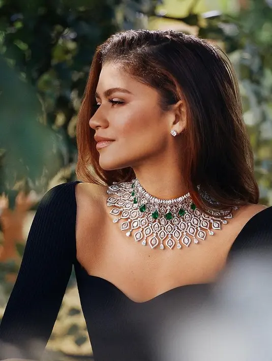 Tampil manis dan berkelas, Zendaya memamerkan kalung mahal dari Bulgari. Kalung berlian dengan batu permata itu dipadukan dengan knitted squareheart dress. [instagram/zendaya]