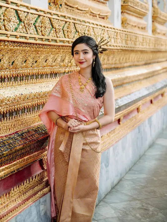 Febby Rastanty terlihat anggun saat mengenakan pada chut tai kombinasi warna pink dan gold. Penampilannya turut dipermanis dengan aksesori kalung, gelang, hingga anting. Disempurnakan dengan tatanan rambut half updo yang menambah impresi anggun pada tampilannya. [@febbyrastanty].