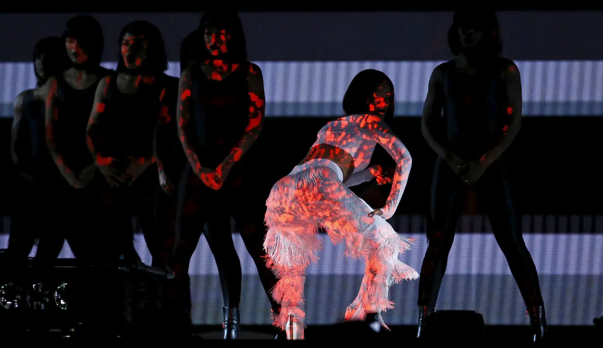 Penampilan Rihanna bersama para penari di atas panggung BRIT Awards di O2 arena, London, Inggris, Rabu (24/2/2016). (REUTERS/Stefan Wermuth)