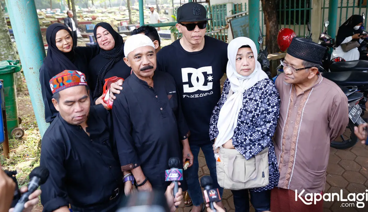 Tampak beberapa selebriti juga hadir mengantarkan sahabatnya ke peristirahatan terakhirnya. Taufik Lala meninggal dunia secara mendadak pada Rabu (26/7/2023) siang. [Foto: Bayu Herdianto/KapanLagi.com]