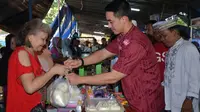 Gubernur Jambi, Zumi Zola berbelanja menu berbuka puasa di pasar beduk. (Liputan6.com/Bangun Santoso)