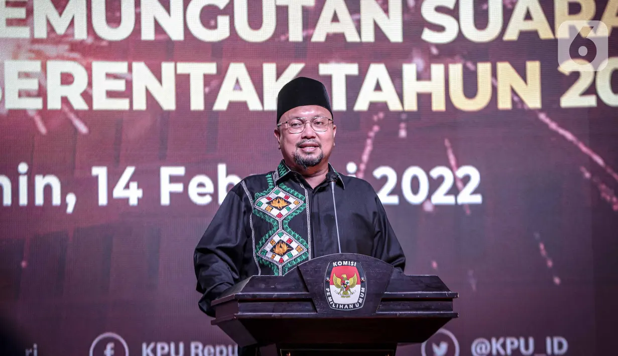 Ketua KPU RI Ilham Saputra memberikan sambutan saat peluncuran Hari Pemungutan Suara Pemilu Serentak Tahun 2024 di Gedung KPU, Jakarta, Senin (14/2/2022). KPU RI menetapkan Rabu 14 Februari 2024 sebagai hari dan tanggal untuk pemungutan suara pada Pemilu Serentak 2024. (Liputan6.com/Faizal Fanani)
