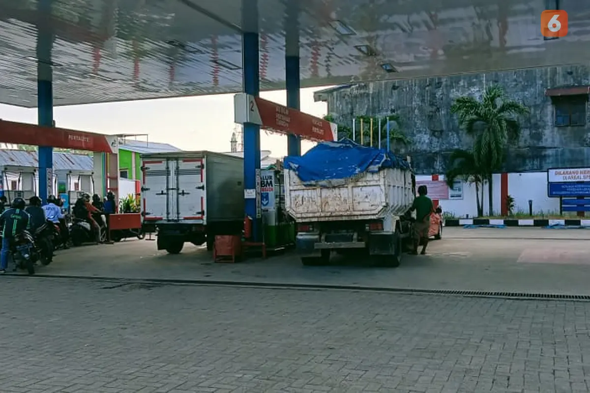 Mobil Boks Modifikasi Beli Solar Subsidi Hingga 1 Ton (Liputan6.com/Eka Hakim)