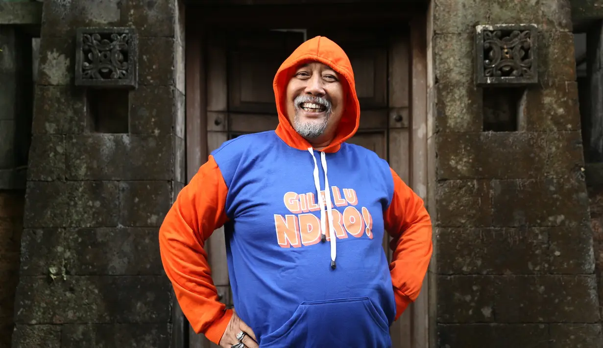 Kupingnya runcing, kepalanya besar, hidung kaki, dan tangannya pun demikian. Indro pun mengatakan bahwa membutuhkan waktu 3 jam untuk dimakeup demikian. (Nurwahyunan/Bintang.com)