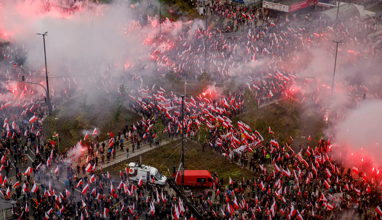 Ribuan orang berkumpul di pusat kota untuk pawai Hari Kemerdekaan tahunan di Warsawa, Polandia, 11 November 2022. Pawai diselenggarakan oleh kelompok-kelompok nasionalis yang telah ditandai dengan kekerasan dalam beberapa tahun terakhir. (AP Photo/Michal Dyjuk)