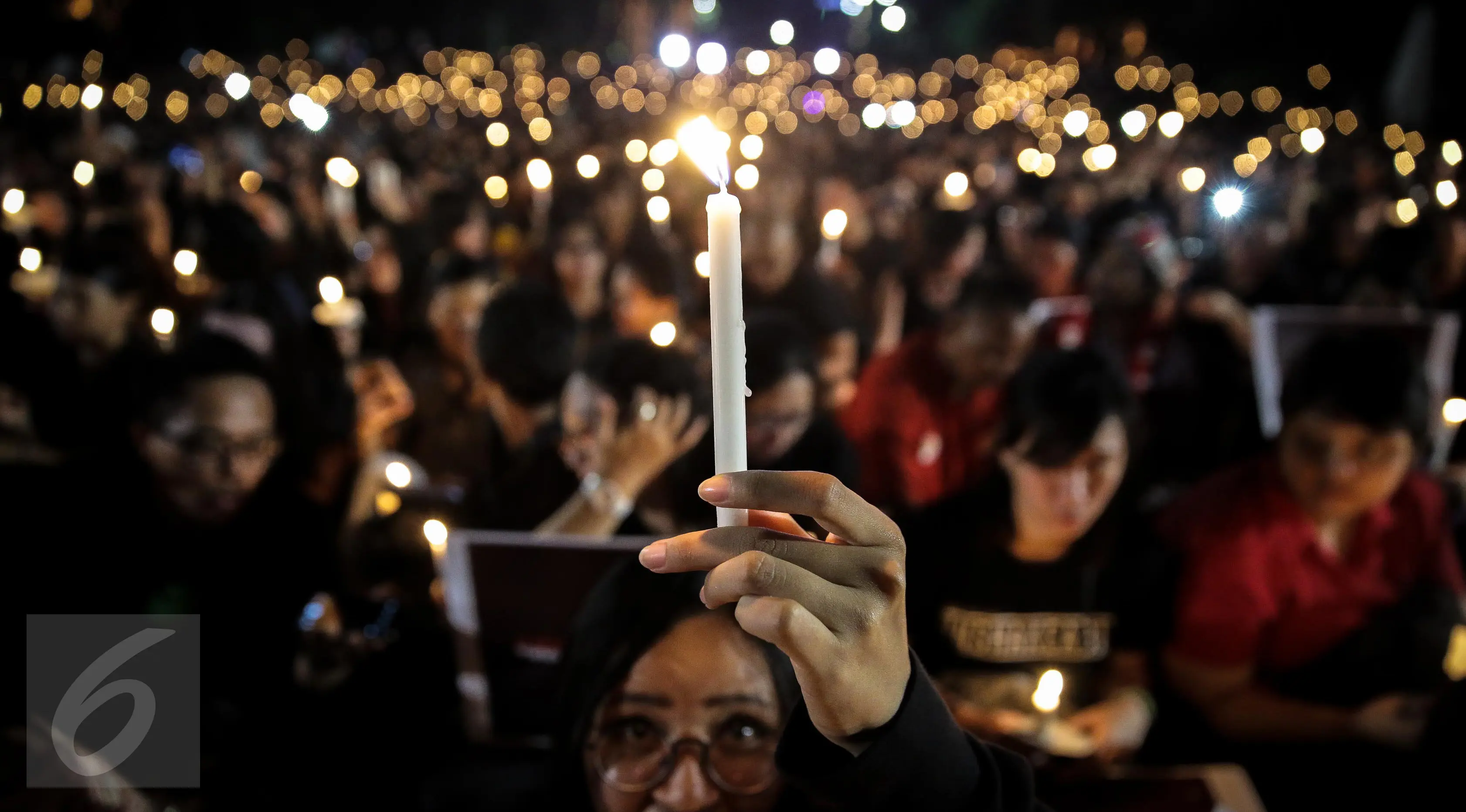 Ribuan pendukung Ahok menggelar acara Malam Solidaritas atas Matinya Keadilan di Tugu Proklamasi, Jakarta (10/05). Massa datang untuk bersimpati kepada Ahok karena dihukum kurungan penjara dua tahun. (Liputan6.com/Faizal Fanani)