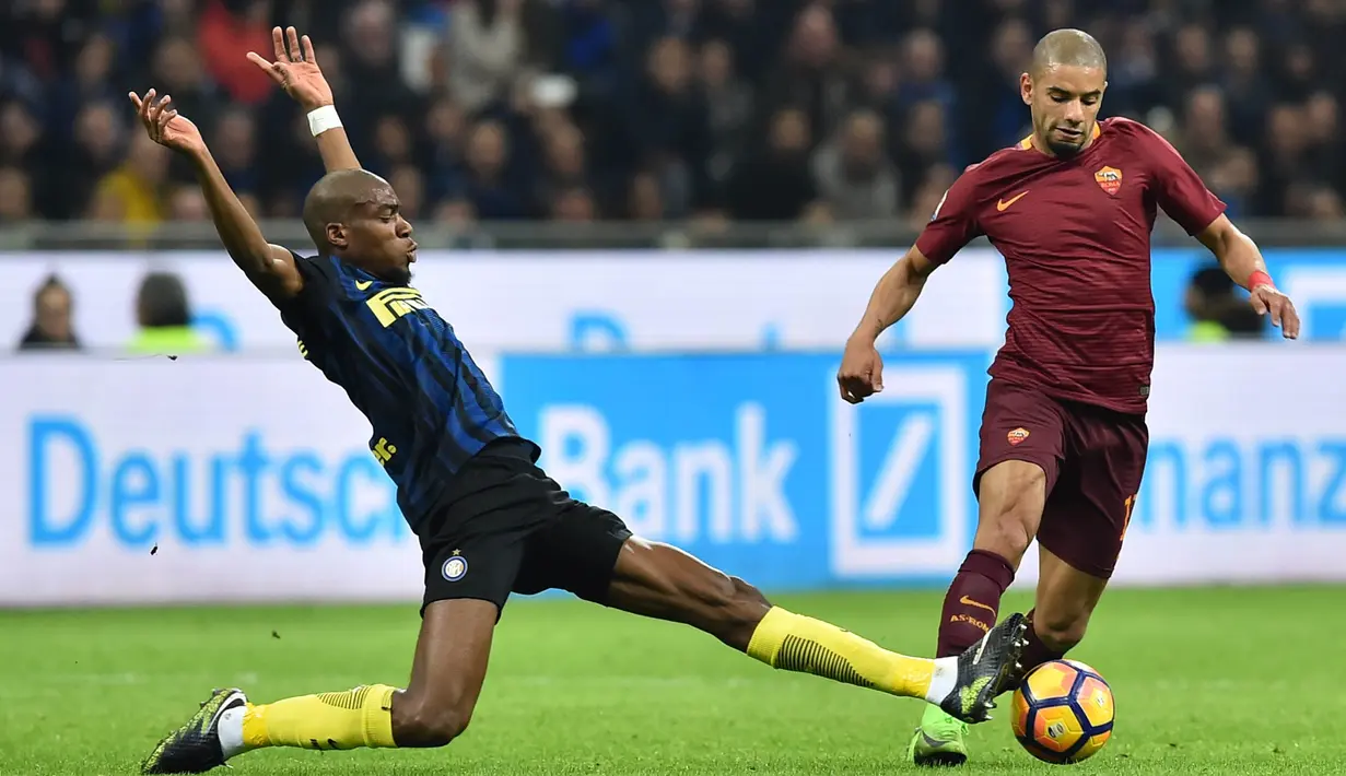 Bek AS Roma, Bruno Peres, menghindari tekel gelandang Inter Milan, Geoffrey Kondogbia. Meski kalah Inter memiliki 11 kali kesempatan untuk mencetak gol, sementara AS Roma hanya lima kali. (AFP/Giuseppe Cacace)