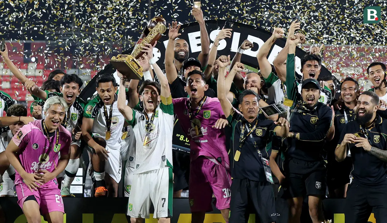 Kapten Persebaya Surabaya, Francisco Rivera, mengangkat trofi juara Piala Presiden 2026 saat perayaan kemenangan usai mengalahkan Persib Bandung pada laga final di Stadion Kapten I Wayan Dipta, Gianyar, Bali, Kamis (6/8/2026). Persebaya memastikan gelar juara perdana setelah menang dramatis 6-5 lewat adu tendangan penalti, menyusul hasil imbang 1-1 hingga babak tambahan waktu. (KapanLagi.com/Budy Santoso)