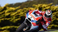 Pebalap Ducati, Jorge Lorenzo, hanya menempati posisi ke-11 pada hari pertama tes MotoGP di Sirkuit Phillip Island, Australia, Rabu (15/2/2017). (Crash)